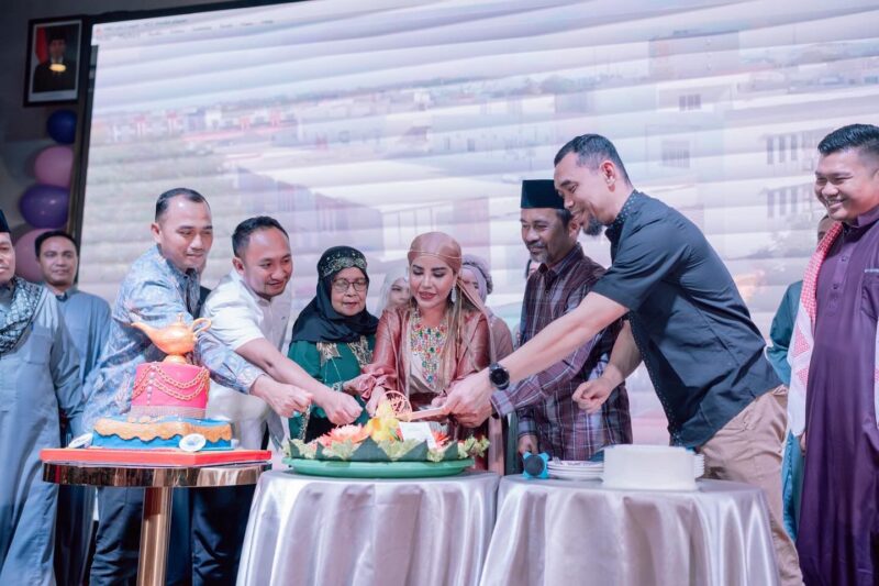 Lisa bersama ibu mengambil nasi kuning sebagai bentuk syukur HUT PKG beberapa hari lalu. Foto:rega/matapedia6