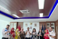 Pengurus WiLAT Kepri foto bersama Kepala KSOP Khusus Batam yang dikunjungi dalam rangka menjalin silaturahmi dan membangun sinergi di bidang logistik dan transportasi, Woman in Logistic And Transportation (WiLAT), Rabu (3/4/2024). Matapedia6.com/ Dok WiLAT