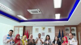 Pengurus WiLAT Kepri foto bersama Kepala KSOP Khusus Batam yang dikunjungi dalam rangka menjalin silaturahmi dan membangun sinergi di bidang logistik dan transportasi, Woman in Logistic And Transportation (WiLAT), Rabu (3/4/2024). Matapedia6.com/ Dok WiLAT