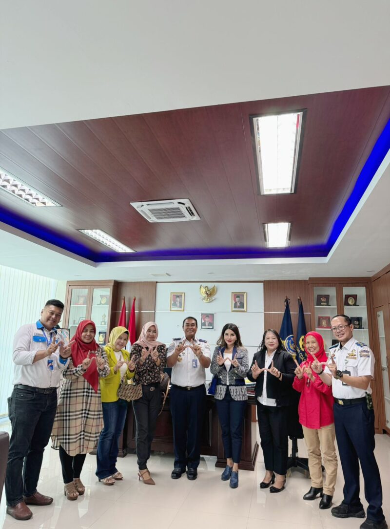 Pengurus WiLAT Kepri foto bersama Kepala KSOP Khusus Batam yang dikunjungi dalam rangka menjalin silaturahmi dan membangun sinergi di bidang logistik dan transportasi, Woman in Logistic And Transportation (WiLAT), Rabu (3/4/2024). Matapedia6.com/ Dok WiLAT