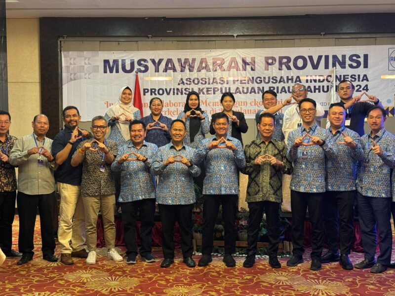 Foto bersama pengurus DPP Apindo Kepri usai Musyawarah dan pelantikan Ketua Apindo Kepri Periode 2024-2029, di Hotel Sahid Batam Center, Rabu (3/4/2024). Matapedia6.com/ Dok Apindo