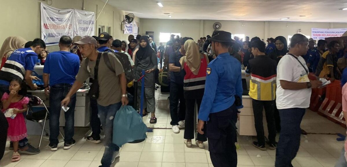 Direktorat Pengamanan (Ditpam) BP Batam, lakukan pengawalan dan pengamanan di pelabuhan berikan kenyamanan kepada calon penumpang selama menghadapi arus mudik lebaran 2024. Matapedia6.com/ Dok Humas Bp Batam