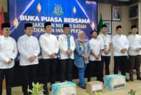 Kepala Kejaksaan negeri Batam I Ketut Kasna Dedi foto bersama awak media dan anak yatim usai buka puasa bersama insan pers, Rabu (3/4/2024). Matapedia6.com/ Ramadan