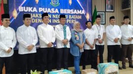 Kepala Kejaksaan negeri Batam I Ketut Kasna Dedi foto bersama awak media dan anak yatim usai buka puasa bersama insan pers, Rabu (3/4/2024). Matapedia6.com/ Ramadan