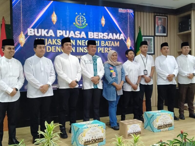 Kepala Kejaksaan negeri Batam I Ketut Kasna Dedi foto bersama awak media dan anak yatim usai buka puasa bersama insan pers, Rabu (3/4/2024). Matapedia6.com/ Ramadan