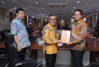 Sekretaris Daerah Kota Batam Jefridin Hamid menerima hasil pemeriksaan BPK RI perwakilan Provinsi Kepri terhadap keuangan Pemko Batam tahun 2023, di Kantor Walikota Batam, Kamis (4/4/2024).Matapedia6.com/ Diskominfo