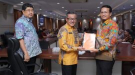 Sekretaris Daerah Kota Batam Jefridin Hamid menerima hasil pemeriksaan BPK RI perwakilan Provinsi Kepri terhadap keuangan Pemko Batam tahun 2023, di Kantor Walikota Batam, Kamis (4/4/2024).Matapedia6.com/ Diskominfo