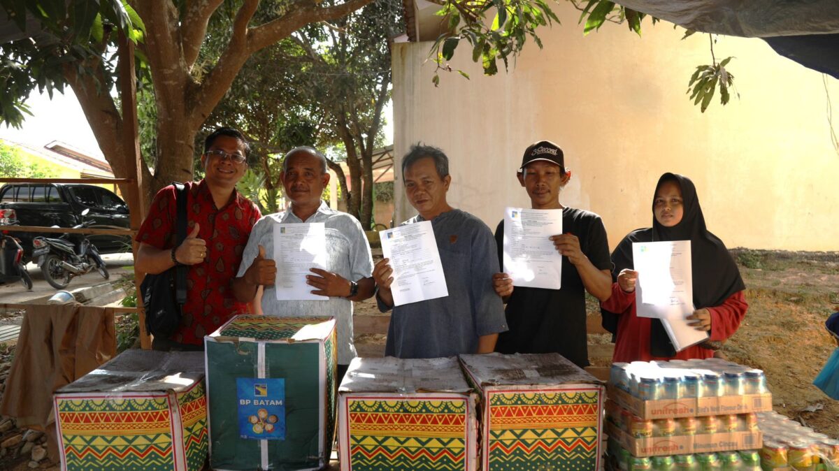 Badan Pengusahaan (BP) bagikan sembako kepada Warga Rempang yang sudah pindah ke hunian sementara dalam mendukung Proyek Strategis Nasional (PSN) Rempang Eco City, Rabu (3/4/2024).Matapedia6.com/Dok Humas BP Batam