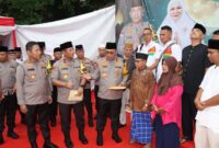 Kapolda Kepri Irjen Pol Yan Fitri Halimansyah saat menyerahkan sumbangan untuk masjid Nurul Iman Pancur Tanjungpinang, Kamis (4/4/2024). Matapedia6.com, Dok Humas Polda
