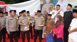 Kapolda Kepri Irjen Pol Yan Fitri Halimansyah saat menyerahkan sumbangan untuk masjid Nurul Iman Pancur Tanjungpinang, Kamis (4/4/2024). Matapedia6.com, Dok Humas Polda