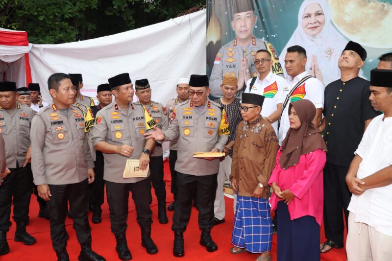 Kapolda Kepri Irjen Pol Yan Fitri Halimansyah saat menyerahkan sumbangan untuk masjid Nurul Iman Pancur Tanjungpinang, Kamis (4/4/2024). Matapedia6.com, Dok Humas Polda