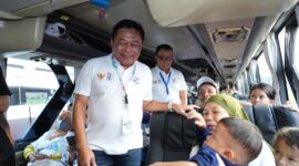 Direktur Utama Telkom, Ririek Adriansyah, melihat kondisi penumpang di dalam bus pada  Program Mudik Gratis TelkomGroup tahun 2024, Jumat (5/4/2024). Matapedia6.com/ Dok Telkomgroup