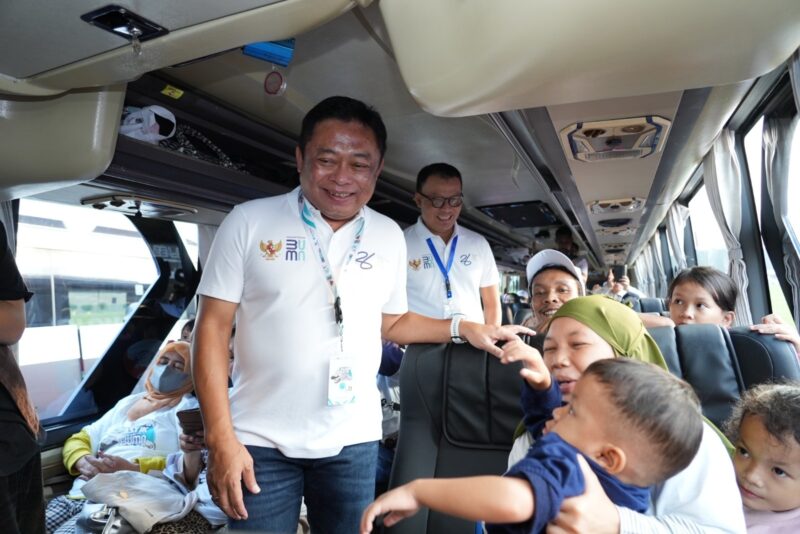 Direktur Utama Telkom, Ririek Adriansyah, melihat kondisi penumpang di dalam bus pada  Program Mudik Gratis TelkomGroup tahun 2024, Jumat (5/4/2024). Matapedia6.com/ Dok Telkomgroup