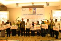 Gubernur Kepri, Ansar Ahmad foto bersama usai penyerahan insentif bulanan kepada 1.115 Tim Pendamping Keluarga (TPK) yang ada di seluruh Provinsi Kepri. Matapedia6.com/Ramadan