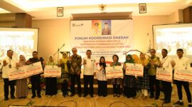 Gubernur Kepri, Ansar Ahmad foto bersama usai penyerahan insentif bulanan kepada 1.115 Tim Pendamping Keluarga (TPK) yang ada di seluruh Provinsi Kepri. Matapedia6.com/Ramadan