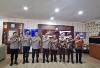 Jajaran pejabat PLN Batam foto bersama dengan Kapolda Kepri Irjen Pol Yan Fitri Halimansyah dan pejabat utama Polda Kepri, Jumat (5/4/2024). Matapedia6.com/ Dok PLN Batam.