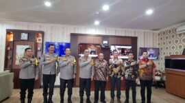 Jajaran pejabat PLN Batam foto bersama dengan Kapolda Kepri Irjen Pol Yan Fitri Halimansyah dan pejabat utama Polda Kepri, Jumat (5/4/2024). Matapedia6.com/ Dok PLN Batam.