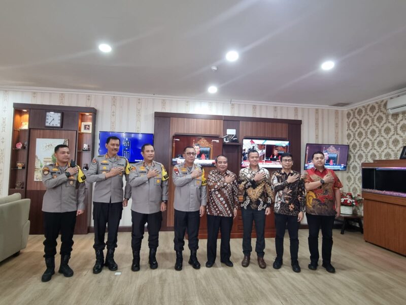 Jajaran pejabat PLN Batam foto bersama dengan Kapolda Kepri Irjen Pol Yan Fitri Halimansyah dan pejabat utama Polda Kepri, Jumat (5/4/2024). Matapedia6.com/ Dok PLN Batam.
