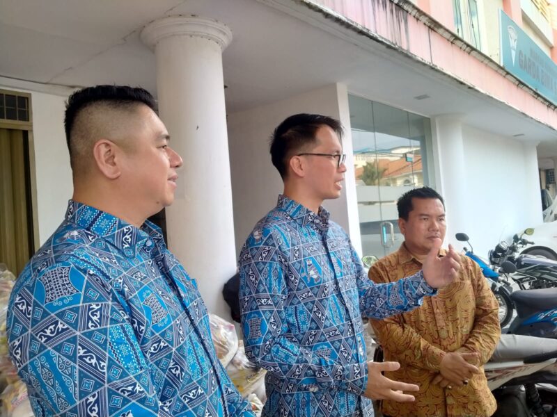 Ketua Apindo Kepri Stanly Rocky saat memberikan kata sambutan di acara pembagian sembako kepada masyarakat, Jumat (5/4/2024). Matapedia6.com/ Ramadan