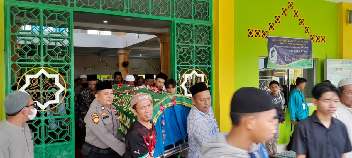 Personel Polsek Batuaji bantu pengangkatan zenazah dan juga kawal pengantaran zenazah sampai ke pemakaman Sei Temiang, Sabtu (6/4/2024). Matapedia6.com/ Dok Polsek Batuaji