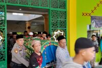Personel Polsek Batuaji bantu pengangkatan zenazah dan juga kawal pengantaran zenazah sampai ke pemakaman Sei Temiang, Sabtu (6/4/2024). Matapedia6.com/ Dok Polsek Batuaji