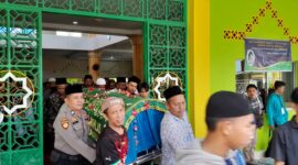 Personel Polsek Batuaji bantu pengangkatan zenazah dan juga kawal pengantaran zenazah sampai ke pemakaman Sei Temiang, Sabtu (6/4/2024). Matapedia6.com/ Dok Polsek Batuaji