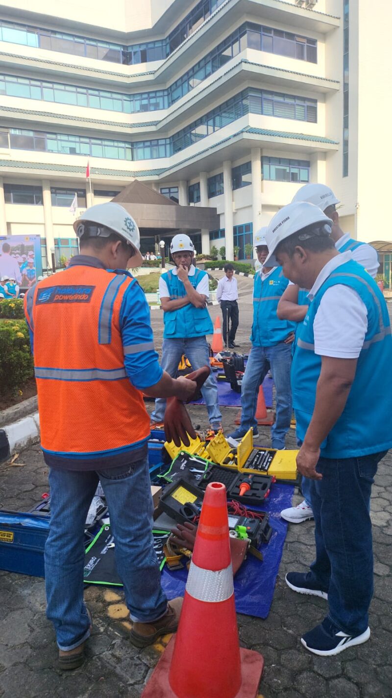 Jajaran Direksi PT PLN Batam, Pejabat Senior dan seluruh Pegawai di Unit Pelaksana Pelayanan Pelanggan (UP3) Batam, manajemen Mitra Kerja, serta Petugas Pelayanan Teknik dari masing-masing unit, saat mengikuti apel siaga Kelistrikan Idulfitri 1445 H beberapa waktu lalu.Matapedia6.com/Dok PLN Batam