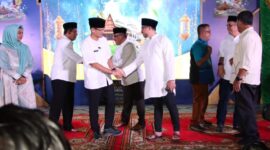 Ketua DPRD Kota Batam Nuryanto bersalaman dengan Menparekraf Sandiaga Uno saat penutupan Batam Wonderfood & Art di Taman Dang Anom beberapa waktu lalu.Matapedia6.com/Istimewa