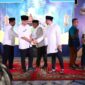 Ketua DPRD Kota Batam Nuryanto bersalaman dengan Menparekraf Sandiaga Uno saat penutupan Batam Wonderfood & Art di Taman Dang Anom beberapa waktu lalu.Matapedia6.com/Istimewa