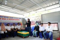 Ketua KONI Batam, Rani Rafitriyani, memberikan kata sambutan di sela kegiatan pembagian puluhan paket sembako dan takjil gratis, Minggu (7/4/2024). Matapedia6.com/ DN