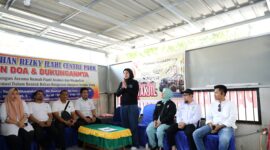 Ketua KONI Batam, Rani Rafitriyani, memberikan kata sambutan di sela kegiatan pembagian puluhan paket sembako dan takjil gratis, Minggu (7/4/2024). Matapedia6.com/ DN