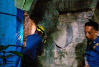 Petugas Damkar dari Pos Sei Oanas Evakuasi ular piton sepanjang kurang lebih 3 meter dari rumah warga di perumahan Bukit Indah Boulevard nomor 42 Sektor IVB Sukajadi Batam, Minggu (7/4/2024).