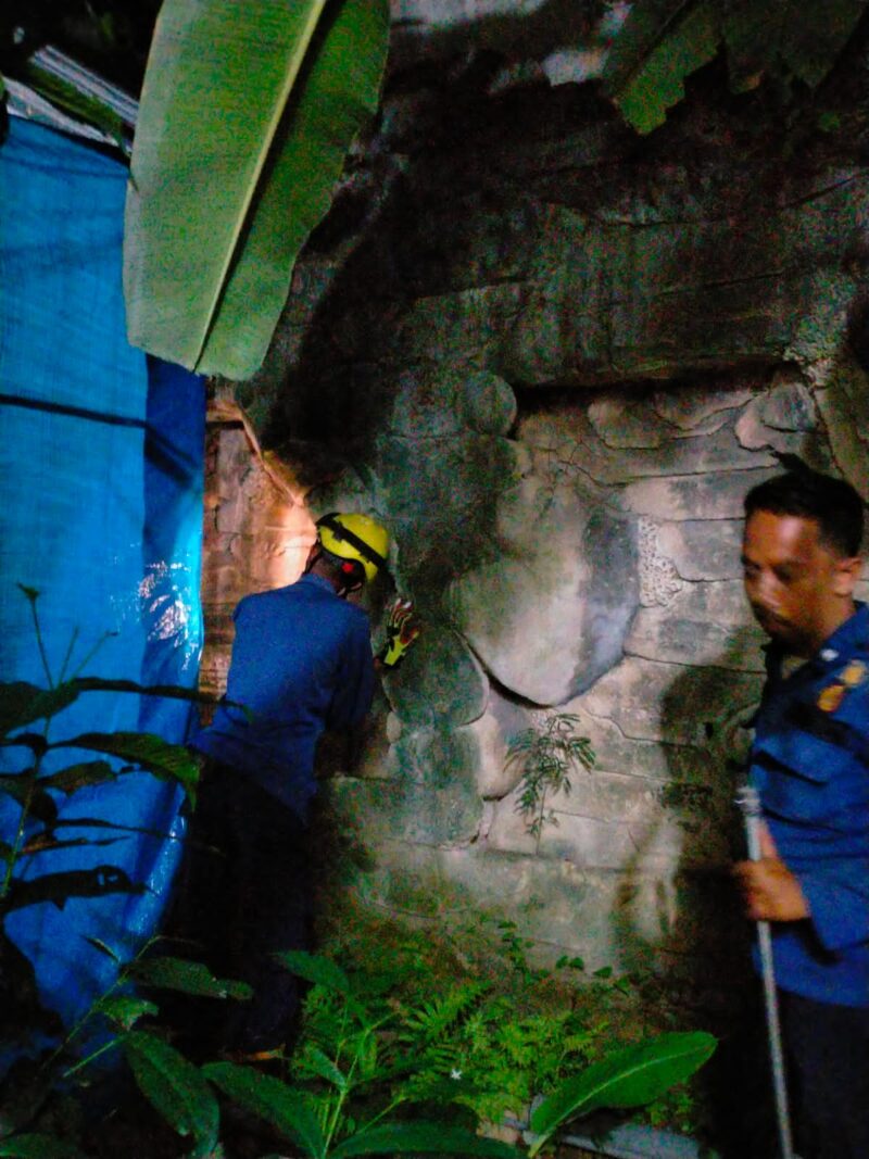 Petugas Damkar dari Pos Sei Oanas Evakuasi ular piton sepanjang kurang lebih 3 meter dari rumah warga di perumahan Bukit Indah Boulevard nomor 42 Sektor IVB Sukajadi Batam, Minggu (7/4/2024).