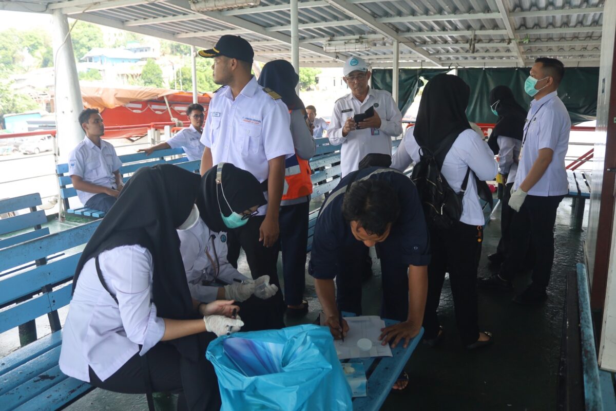 BNNP Provinsi Kepri Gelar tes urine bagi ABK dan juga supir taksi di pelabuhan Domestik Telaga Punggur dan Pelabuhan ASDP Telaga Punggur, Senin (8/4/2024).
