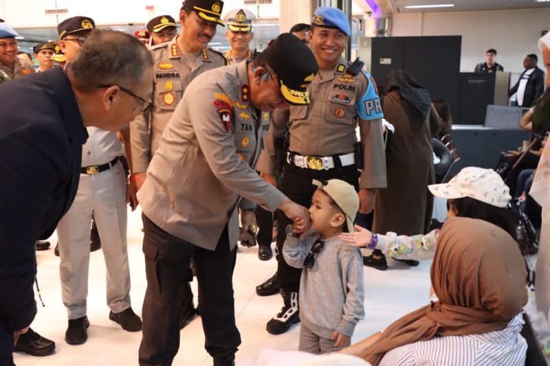 Kapolda Kepri cek arus mudik di Bandara dan pelabuhan yang ada di Kota Batam, pastikan seluruh petugas di lapangan siap melayani penumpang, Senin (8/4/2024). Matapedia6.com/ Dok Humas Polda