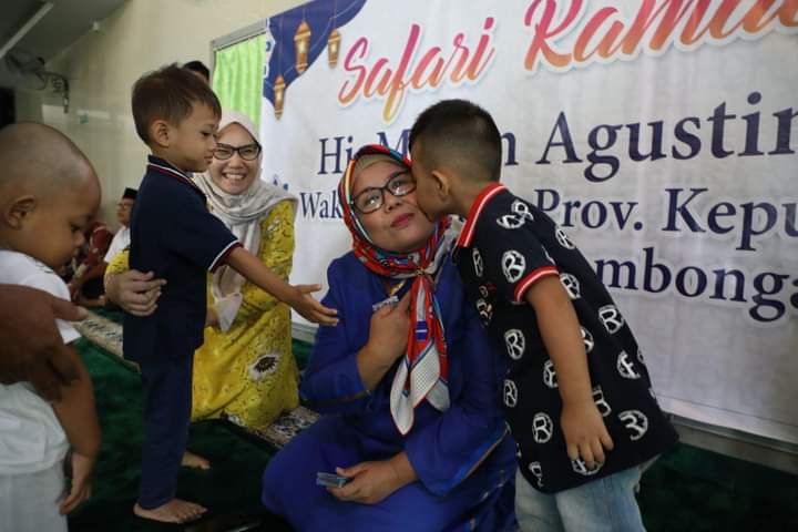 Wakil Gubernur Hj Marlin Agustina Rudi berpesan kepada masyarakat untuk terus memperkuat silaturahmi. Saat safari ramadan terakhir di Masjid At Thoriq, Tanjungpiayu, Sei Beduk, Kota Batam, Senin (8/4/2024).