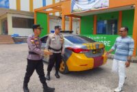 Kapolsek Batuaji Benny Syahrizal saat menunjuk petugas keamanan disalah satu perumahan di Batuaji, Selasa (9/4/2024). Matapedia6.com/ Dok Polsek Batuaji