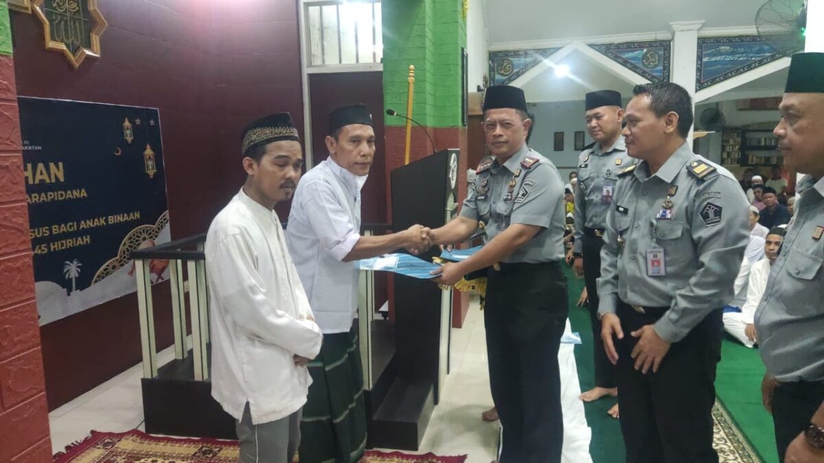 Kepala Lapas Kelas IIA Batam Heri Kusrita saat memberikan berkas remisi kepada warga binaan di Lapas Batam, Rabu (10/4/2024).Matapedia6.com/ Dok Lapas
