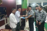 Kepala Lapas Kelas IIA Batam Heri Kusrita saat memberikan berkas remisi kepada warga binaan di Lapas Batam, Rabu (10/4/2024).Matapedia6.com/ Dok Lapas
