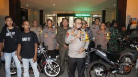 Kapolda Kepri Irjen Pol Yan Fitri Halimansyah saat meninjau kondisi pawai takbir malam Idulfitri di Engku Putri Batam, Selasa (9/4/2024).Matapedia6.com/ Dok Humas Polda