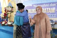 Wali Kota Batam Muhammad Rudi Memeluk Amsakar Ahmad saat silaturahmi ke rumahnya, Rabu (10/4/2024). Matapedia6.com/ Diskominfo