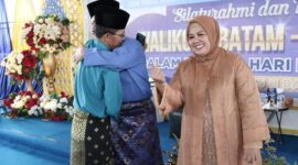 Wali Kota Batam Muhammad Rudi Memeluk Amsakar Ahmad saat silaturahmi ke rumahnya, Rabu (10/4/2024). Matapedia6.com/ Diskominfo