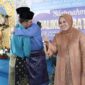 Wali Kota Batam Muhammad Rudi Memeluk Amsakar Ahmad saat silaturahmi ke rumahnya, Rabu (10/4/2024). Matapedia6.com/ Diskominfo