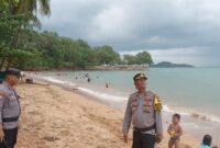 Kapolsek Sekupang Kompol Benhur Gultom tinjau kondisi di tempat wisata pantai Tanjung Pinggir, Sekupang Batam, Kamis (11/4/2024). Matapedia6.com/ Dok Polsek