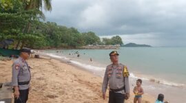 Kapolsek Sekupang Kompol Benhur Gultom tinjau kondisi di tempat wisata pantai Tanjung Pinggir, Sekupang Batam, Kamis (11/4/2024). Matapedia6.com/ Dok Polsek