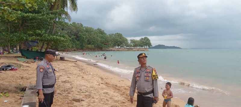 Kapolsek Sekupang Kompol Benhur Gultom tinjau kondisi di tempat wisata pantai Tanjung Pinggir, Sekupang Batam, Kamis (11/4/2024). Matapedia6.com/ Dok Polsek