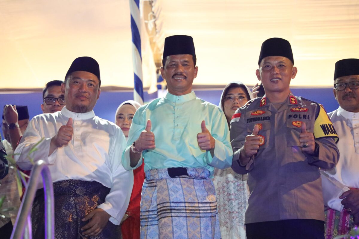 Kepala Badan Pengusahaan (BP) Batam, Muhammad Rudi foto bersama pejabat di Kota Batam dan juga wakapolresta di dataran Engku putri, Selasa (10/4/2024).Matapedia6.com/ Dok Humas BP
