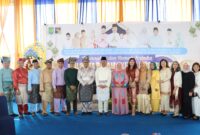 Jajaran pejabat BP Batam foto bersama dengan Kepala BP Batam Muhammad Rudi dan istrinya Marlin Agustina dalam kegiatan open house hari kedua Idulfitri 1445 H, di perumahan Rosedale Batam Centre, Kamis (11/4/2024). Matapedia6.com/ Dok BP Batam