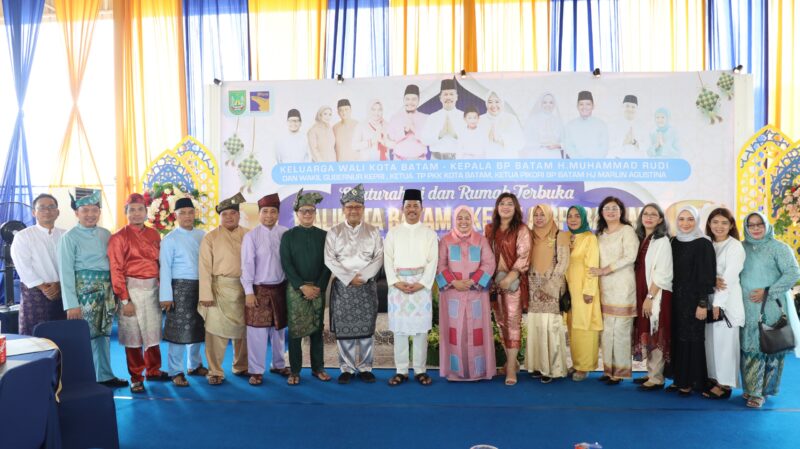 Jajaran pejabat BP Batam foto bersama dengan Kepala BP Batam Muhammad Rudi dan istrinya Marlin Agustina dalam kegiatan open house hari kedua Idulfitri 1445 H, di perumahan Rosedale Batam Centre, Kamis (11/4/2024). Matapedia6.com/ Dok BP Batam
