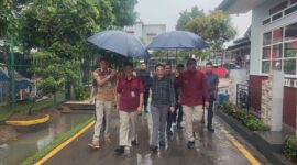 Kelapa Lapas Kelas IIA Batam Heri Kusrita dampingi Kadivpas Kemenkum HAM kepri tinjau kunjungan bebas di Lapas Kelas IIA Batam, dalam rangka moment idulfitri, Jumat (12/4/2024). Matapedia6.com/ Dok Lapas